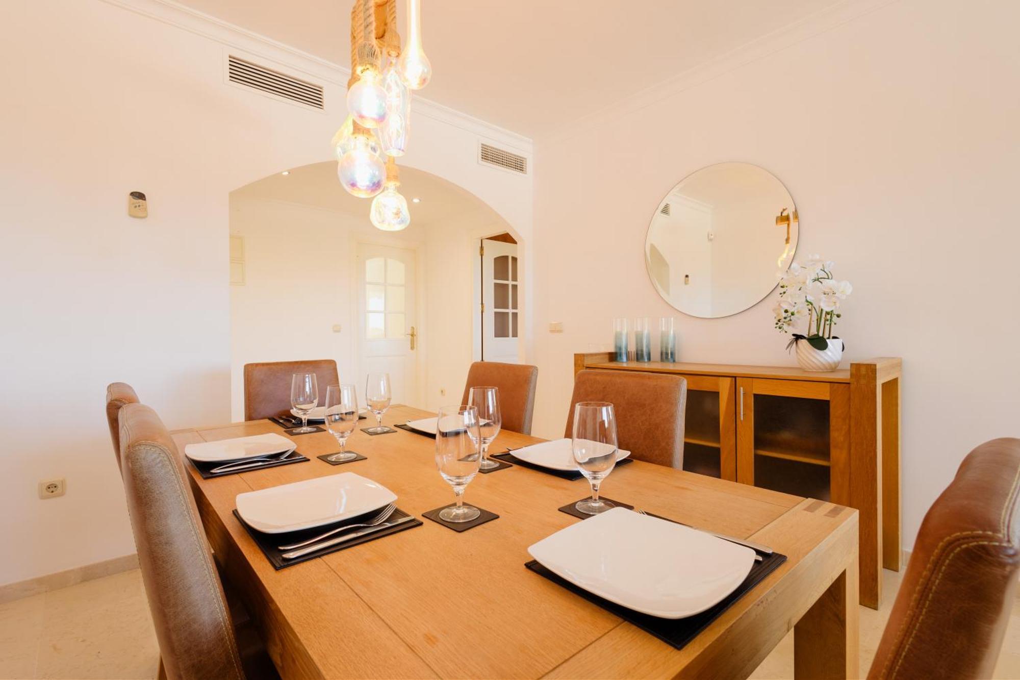 Apartment With Pool And Private Terrace With Sea Views In Elviria Leilighet *