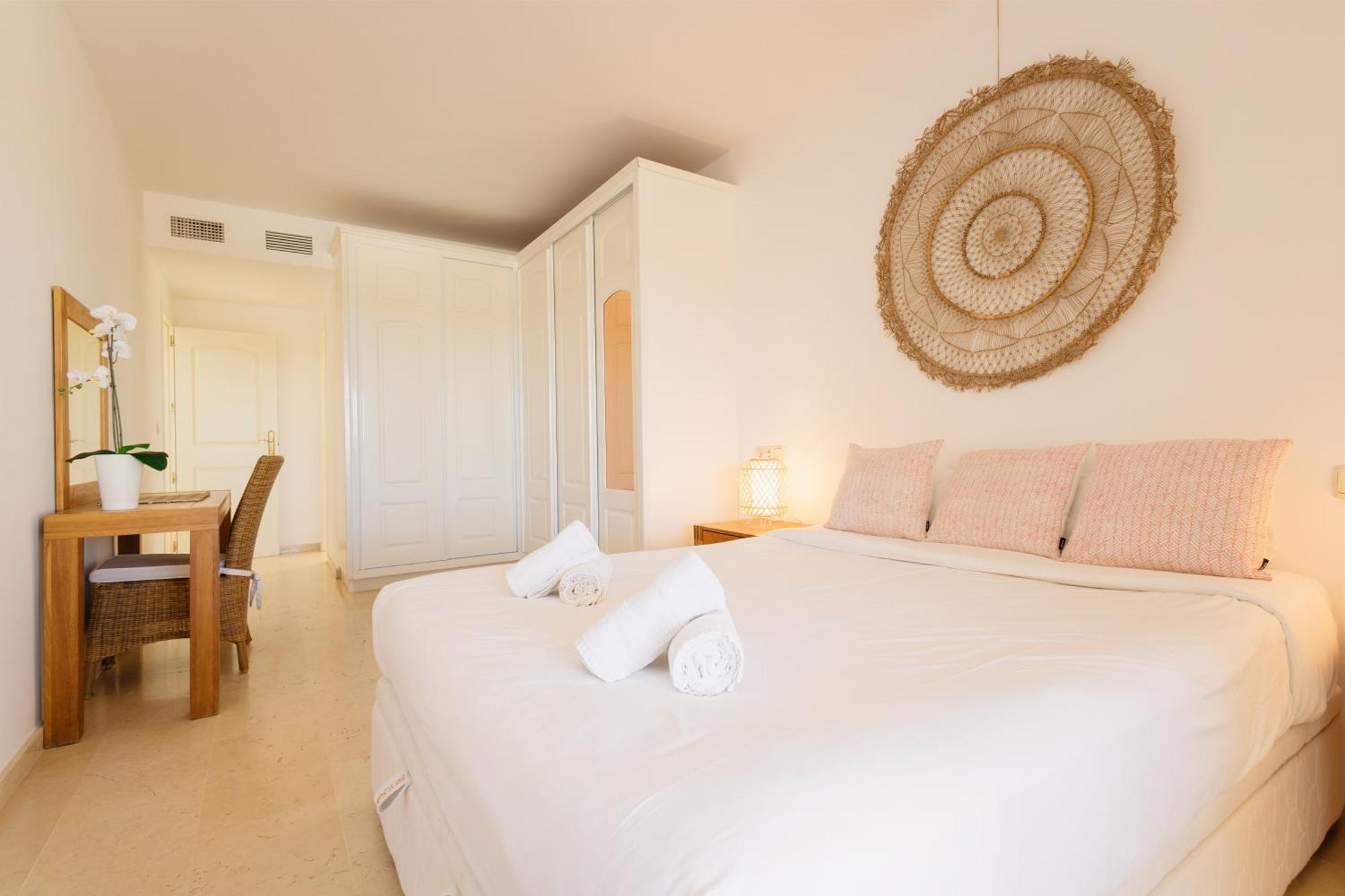 Apartment With Pool And Private Terrace With Sea Views In Elviria Leilighet