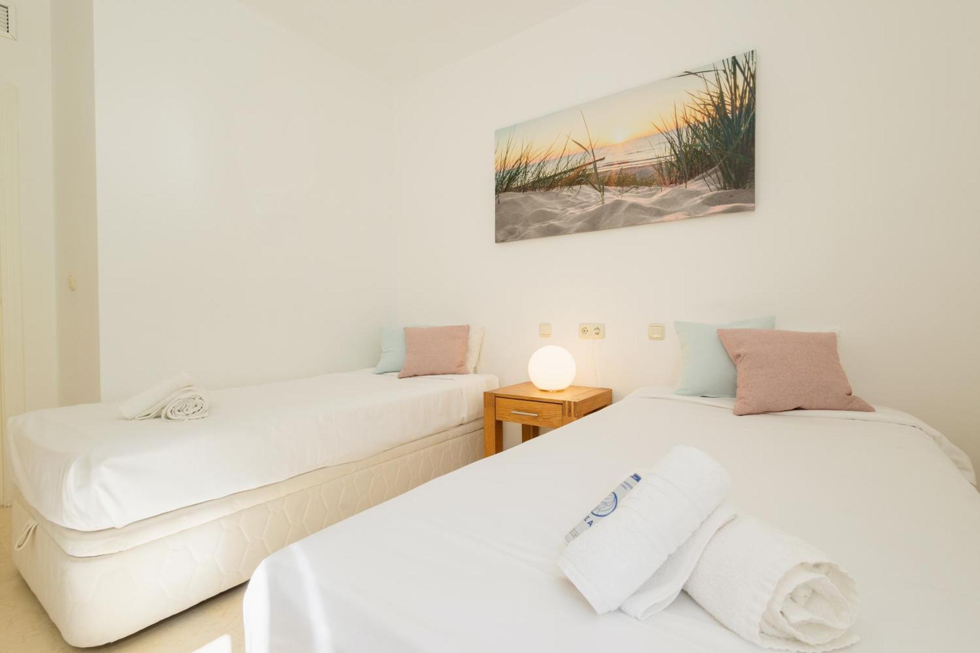 Apartment With Pool And Private Terrace With Sea Views In Elviria Leilighet *