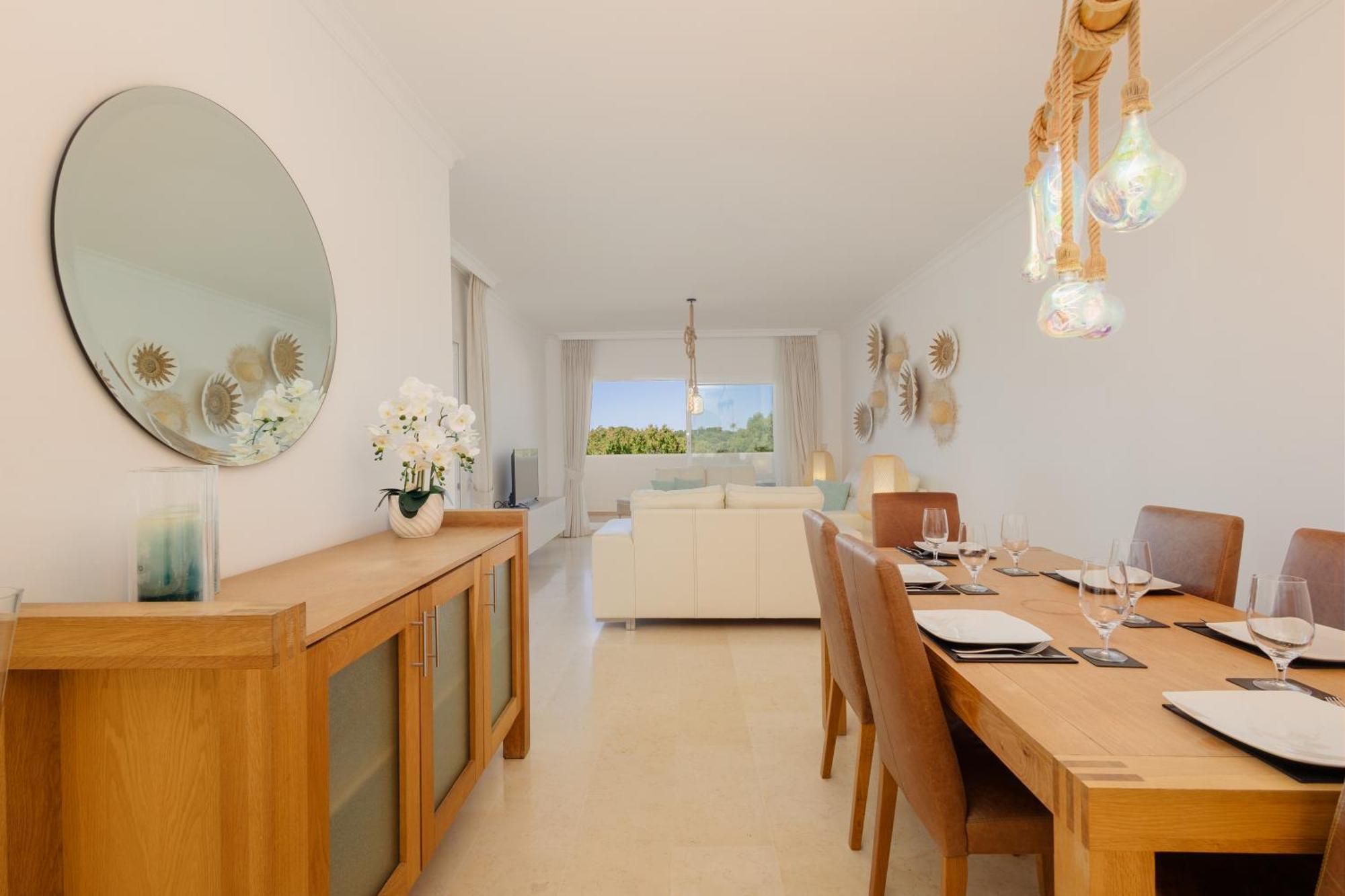 Apartment With Pool And Private Terrace With Sea Views In Elviria Leilighet *