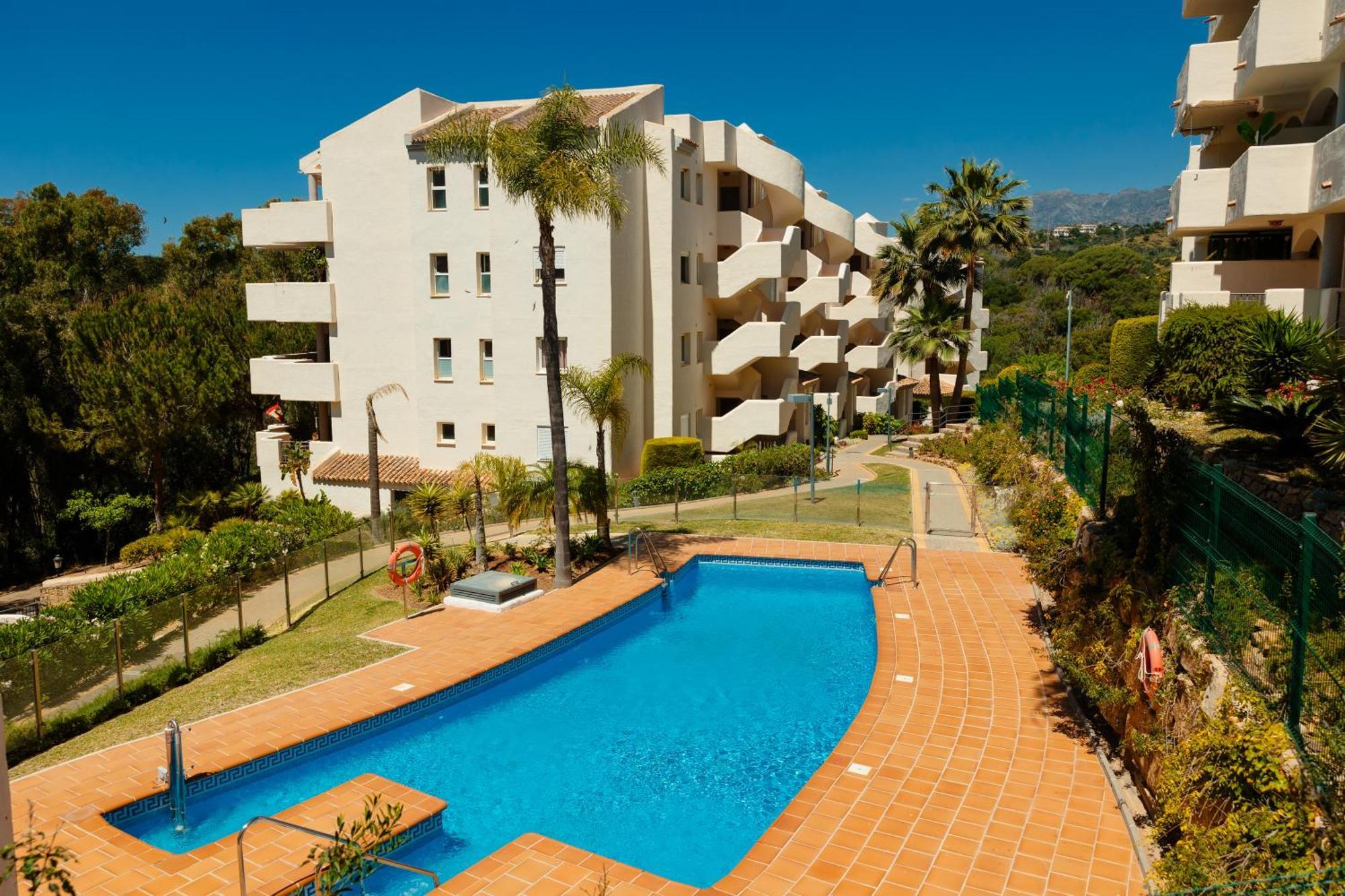 Apartment With Pool And Private Terrace With Sea Views In Elviria Leilighet *