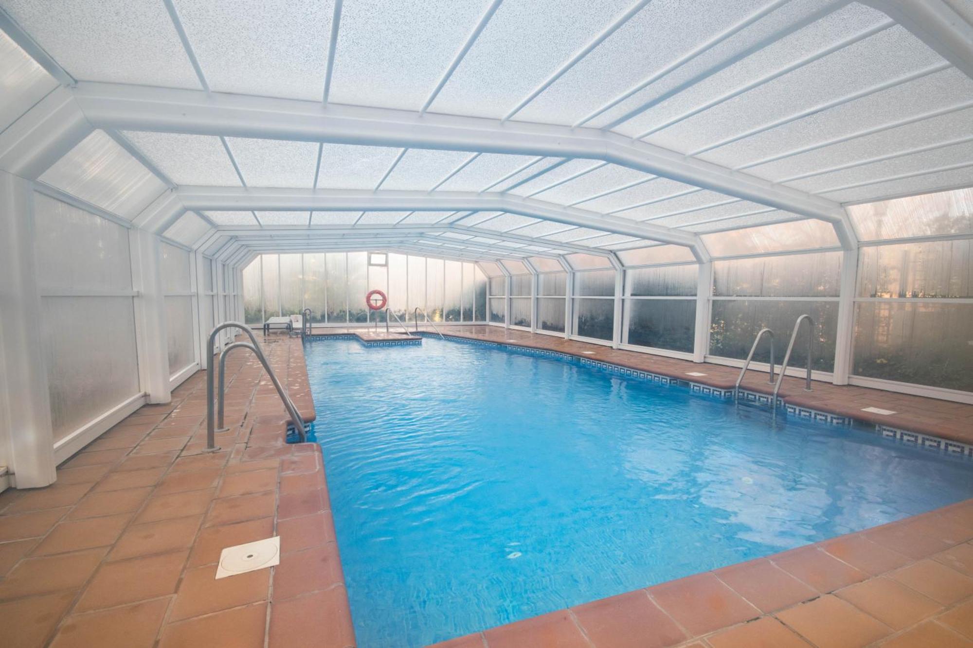 Apartment With Pool And Private Terrace With Sea Views In Elviria Leilighet *