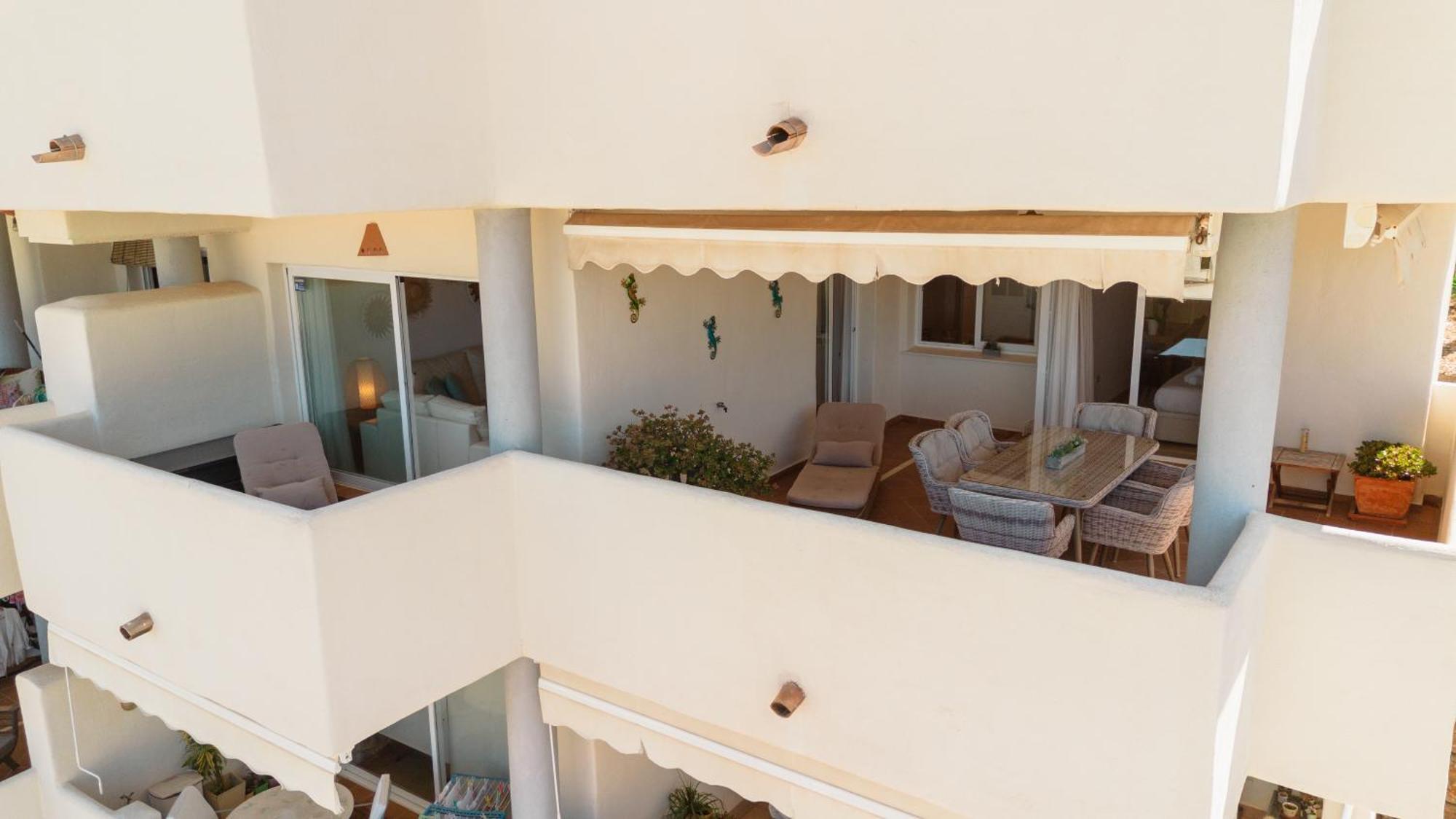 With Pool And Private Terrace With Sea Views In Elviria