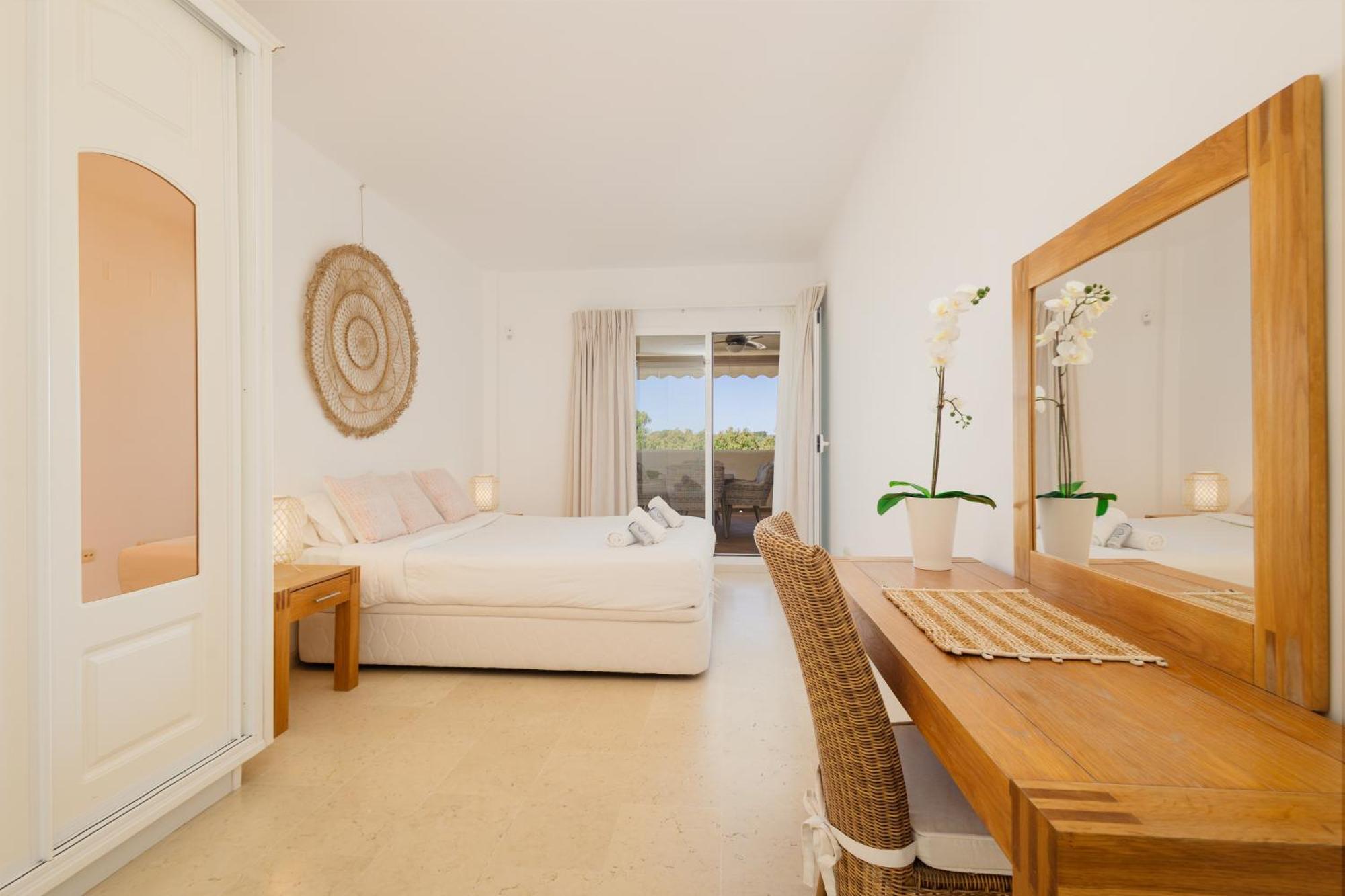 With Pool And Private Terrace With Sea Views In Elviria Marbella