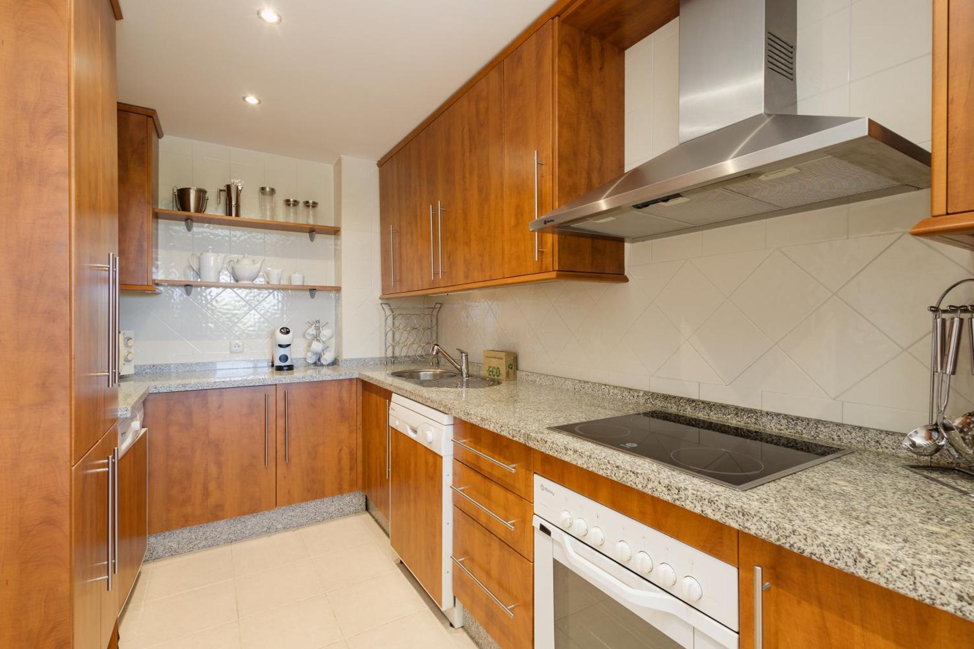 With Pool And Private Terrace With Sea Views In Elviria *