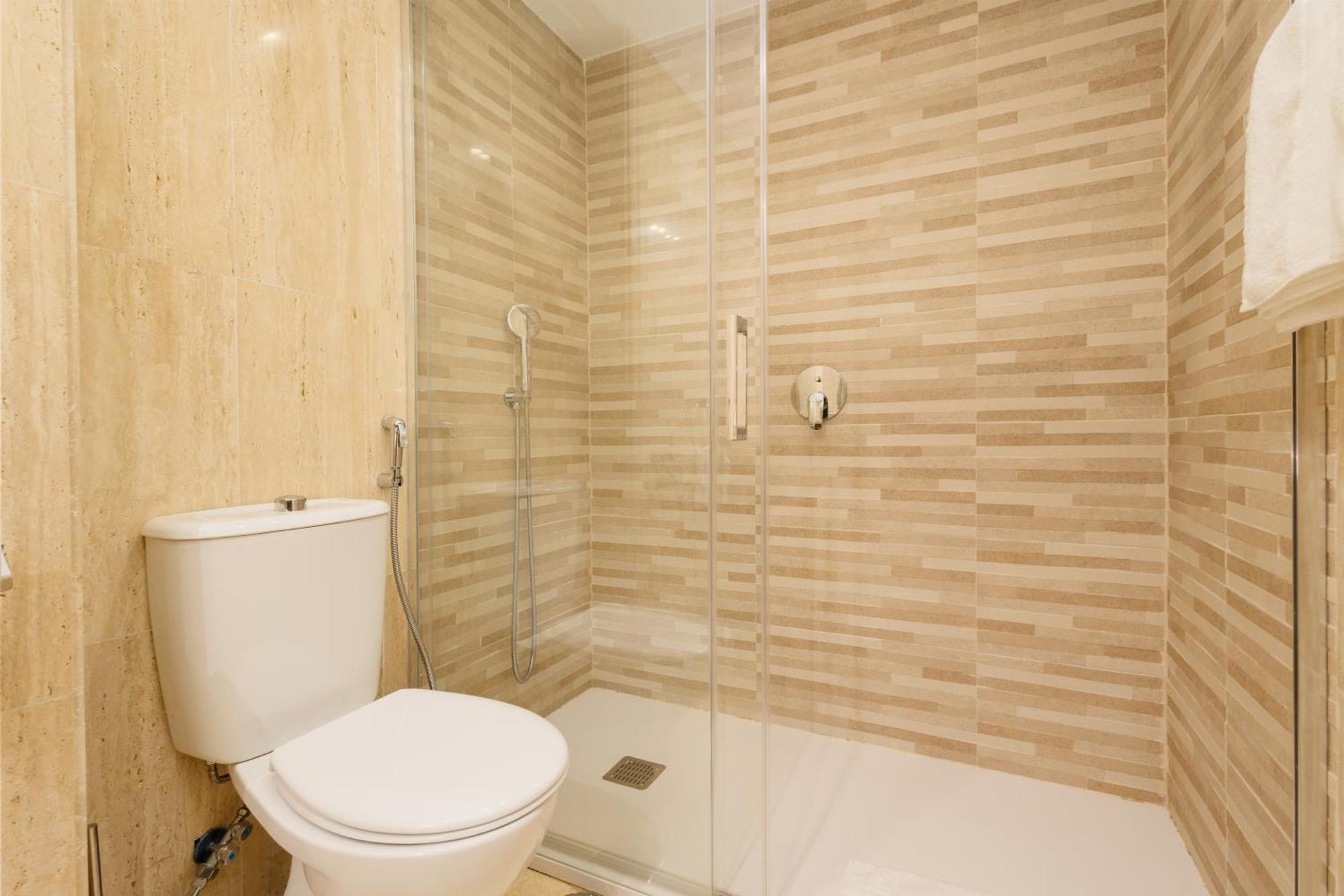 With Pool And Private Terrace With Sea Views In Elviria Marbella