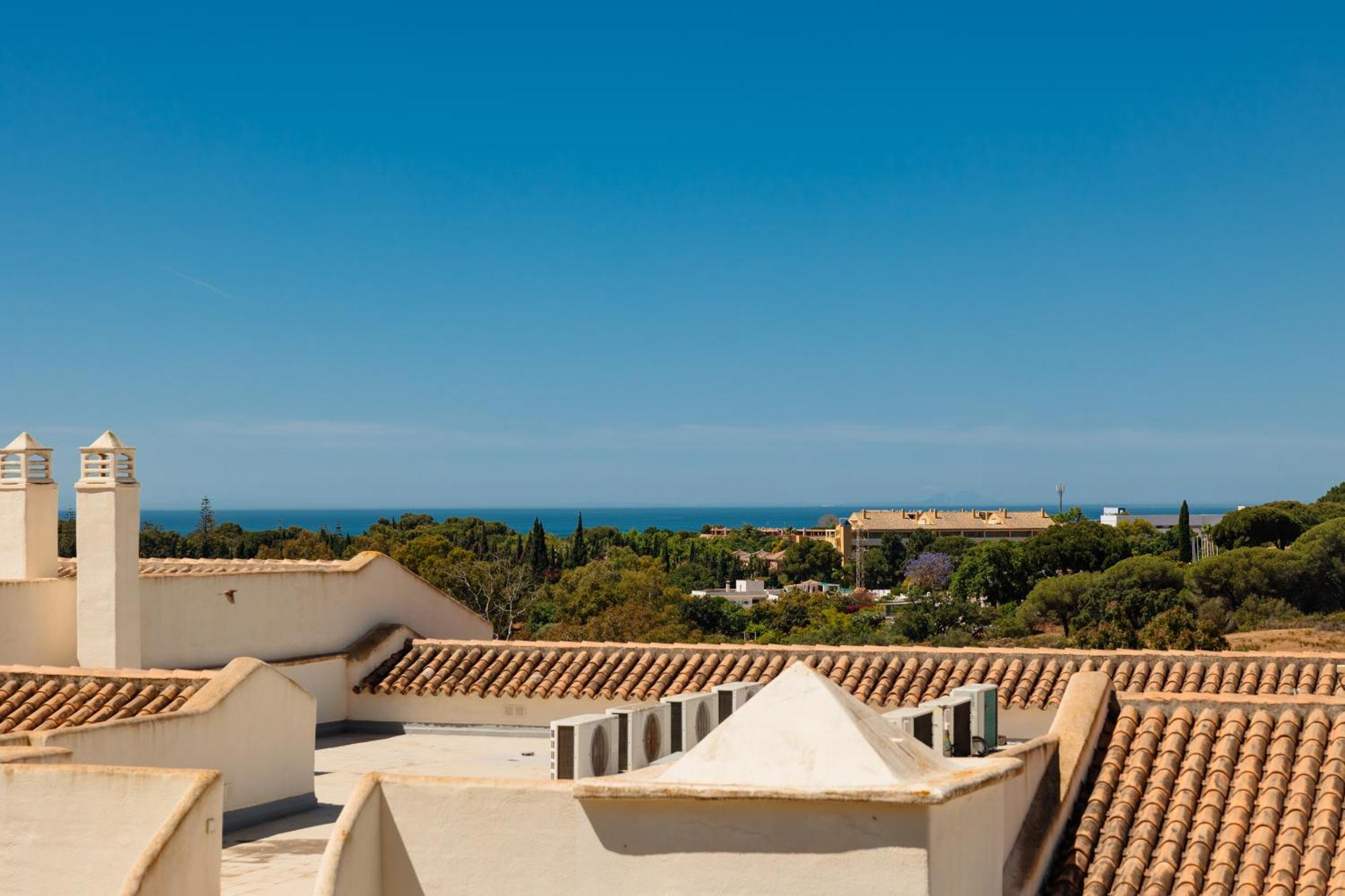 With Pool And Private Terrace With Sea Views In Elviria Marbella
