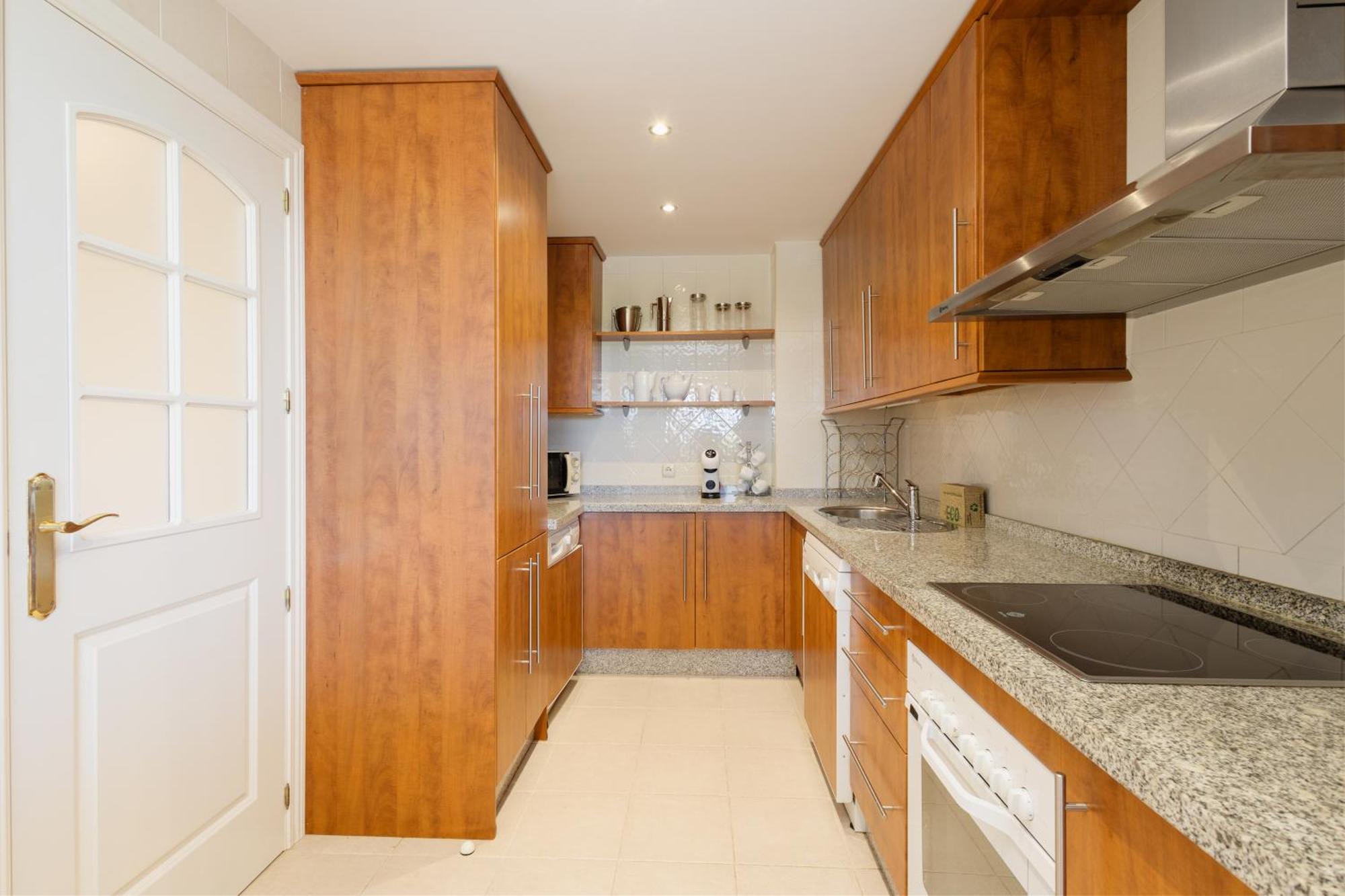 With Pool And Private Terrace With Sea Views In Elviria