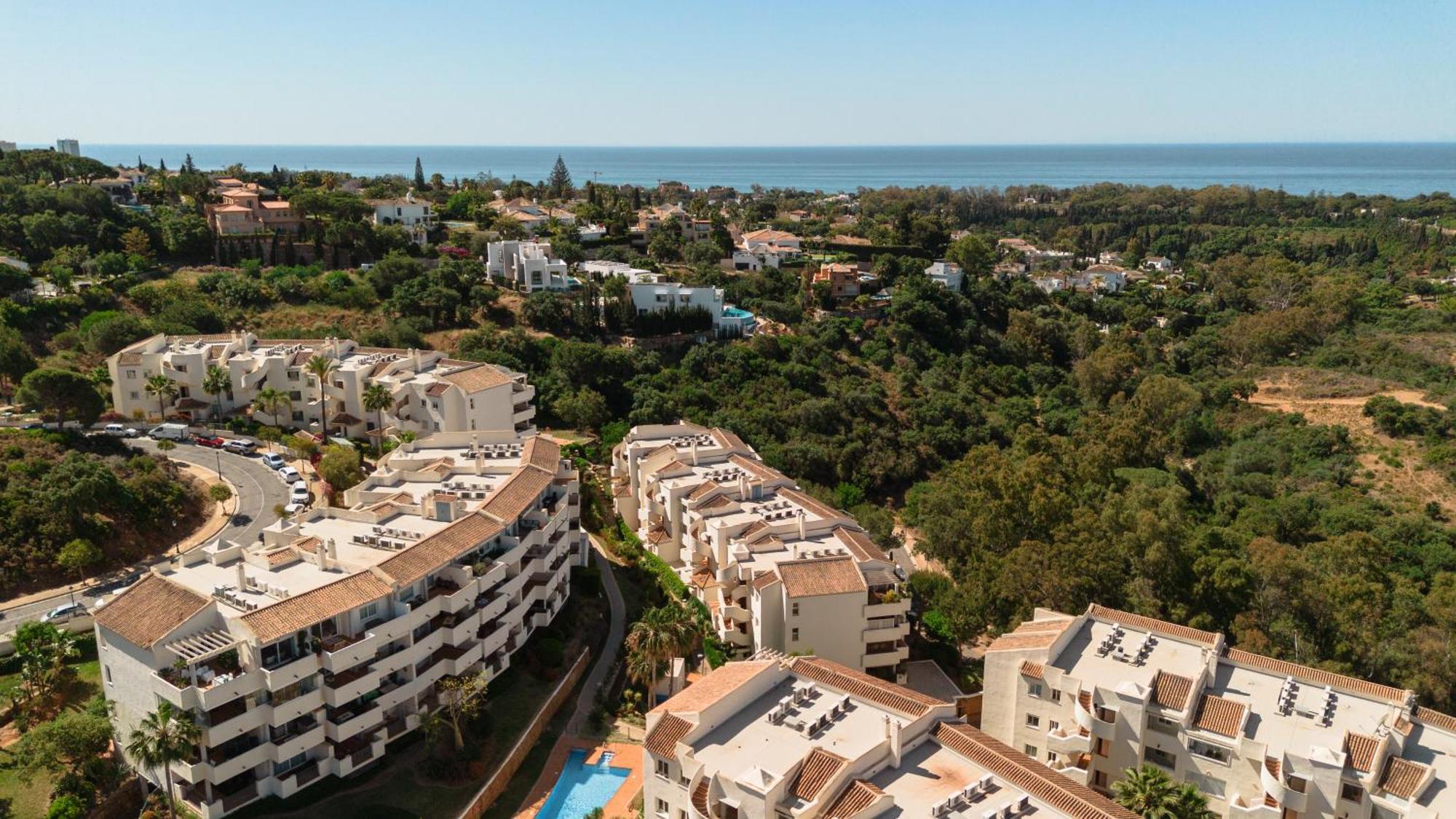 With Pool And Private Terrace With Sea Views In Elviria Marbella